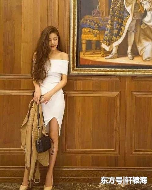 许路儿穿吊带上衣配牛仔裙，露性感小蛮腰，身材赶上超模让人羡慕