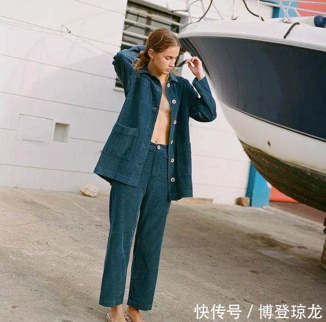 「时髦」小黑裤的时代过去了,今年流行用这条裤子配西装,时髦显瘦又高级