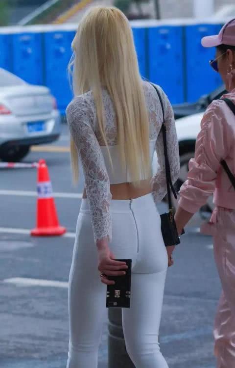 时尚街拍，姐姐一个很特殊的穿着打扮走在大街一般人欣赏不了