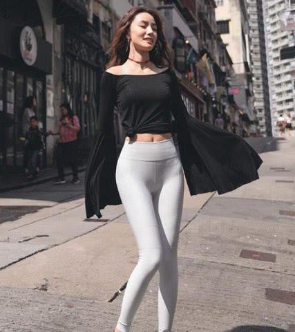 打底裤美女自带时尚范，走起路来特别袭人！