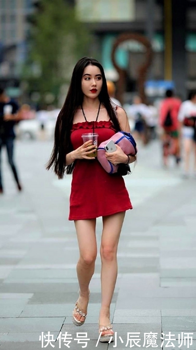  【美女】路人街拍，美女娇俏可人，穿了一件灰色的木耳边短袖，很诱人
