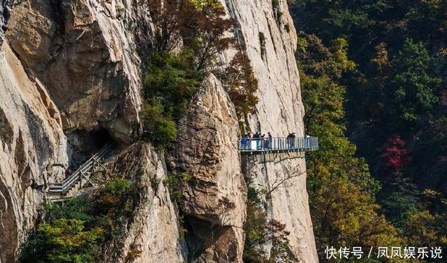 这些景区里的玻璃栈道让人胆颤心惊，生怕一不小心就塌陷断裂！