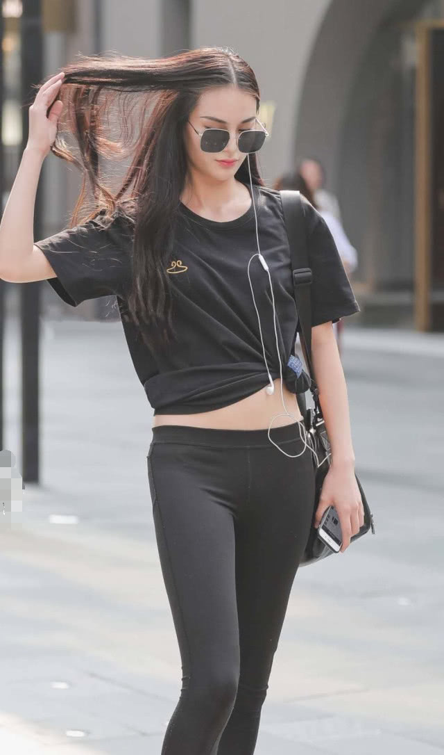 小姐姐身裤勾勒出玲珑有致好身材，不羁的韵味一般人驾驭不了