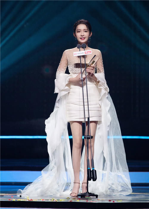 李沁选择■P都P不了这么完美，女人看了都羡慕嫉妒，李沁这双腿像是“假”的
