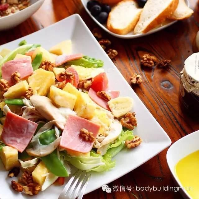 从握酒瓶到拿哑铃，他一年练出了腹肌!