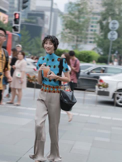 街拍：怪不得男人喜欢图二紧身裤美女，包裹极致好身材