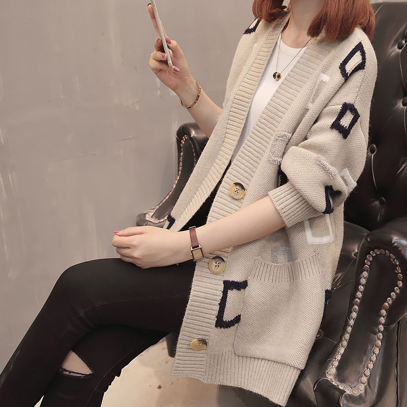 入秋渐凉，也别傻的买羽绒服了，学下面女人这样打扮，超有气质