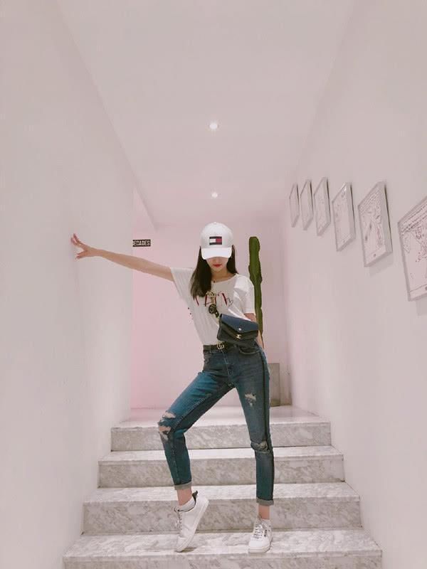 杨超越知道冷了，穿了长袖卫衣，但我觉得还是换条长裤实在一点！