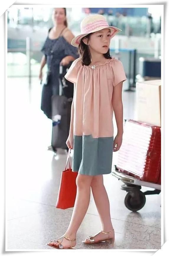 12岁李嫣穿短裤腿长竟超过1米，网友直呼：王菲基因好强大！