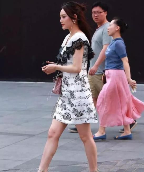  【飘飘】街拍：身穿红色短款上衣的小美女，长发飘飘，温柔中不失大气