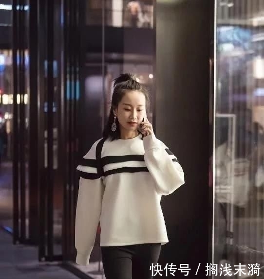  凸显@街拍:简约时尚的打底裤穿搭,高腰的设计,更凸显迷人身姿