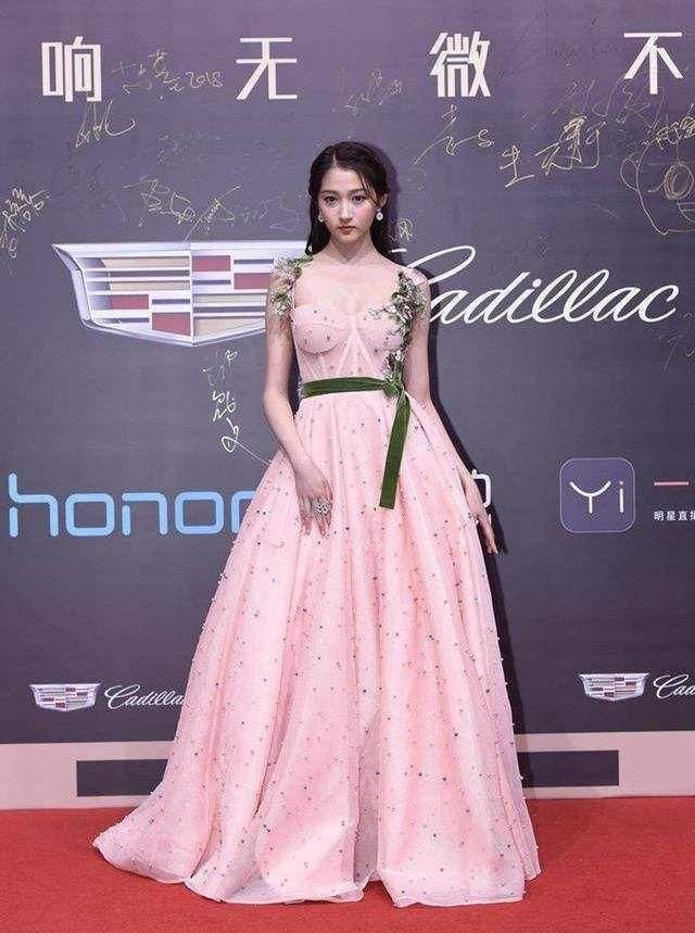 关晓彤从“土妞”蜕变成“黑天鹅”，网友：和鹿晗谈恋爱有魔力！