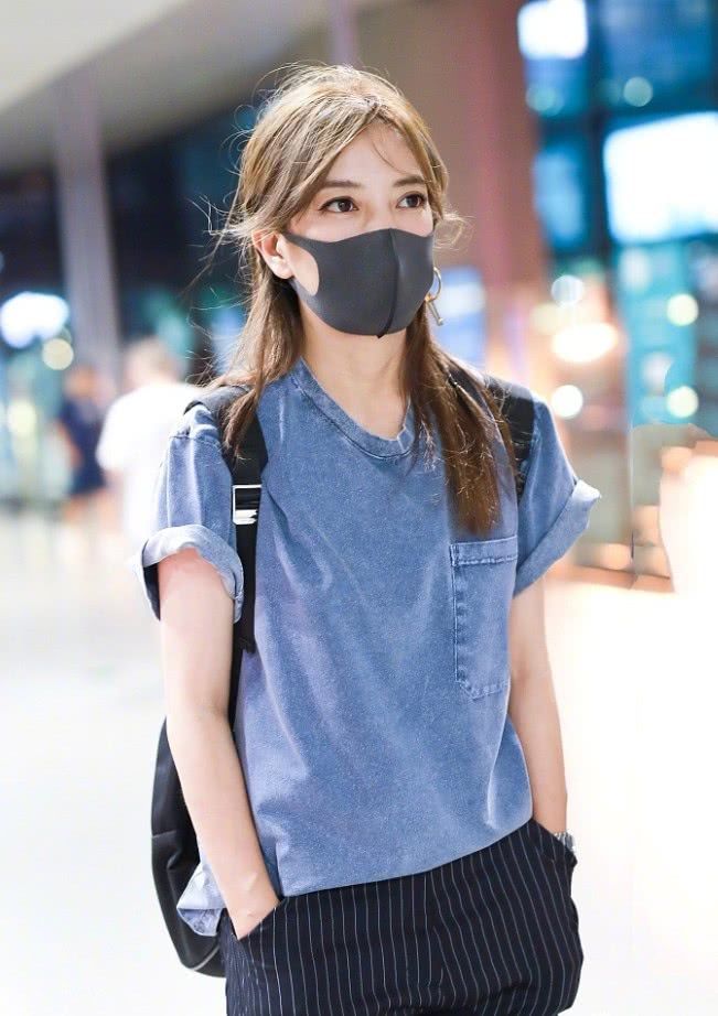 赵薇换发色后更加少女，选错裤子变五五分小短腿，眼睛像大葡萄