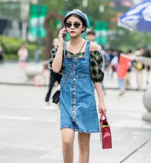  『美女』街拍：艳若桃李的美女，一件黑色上衣配短裙，时尚优雅气质