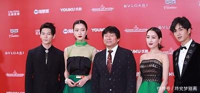 马苏穿长裙与“她”撞衫，拼尽性感与妩媚，网友身材气质却全输