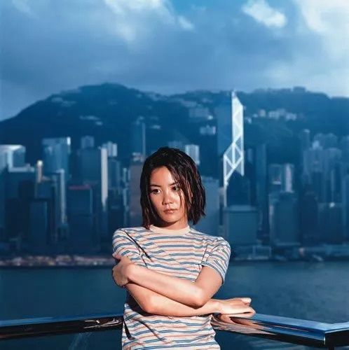 49岁王菲上综艺!红了这么多年还是气质精，时髦穿搭成范本