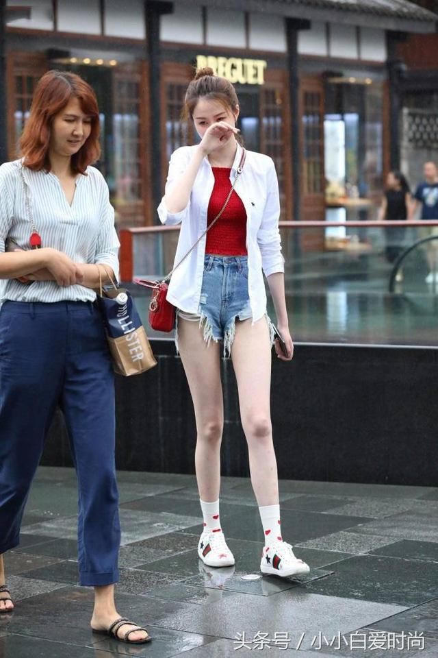 雨天偶遇肤白的短裤小姐姐，拥有逆天的颜值和无视比例的长腿