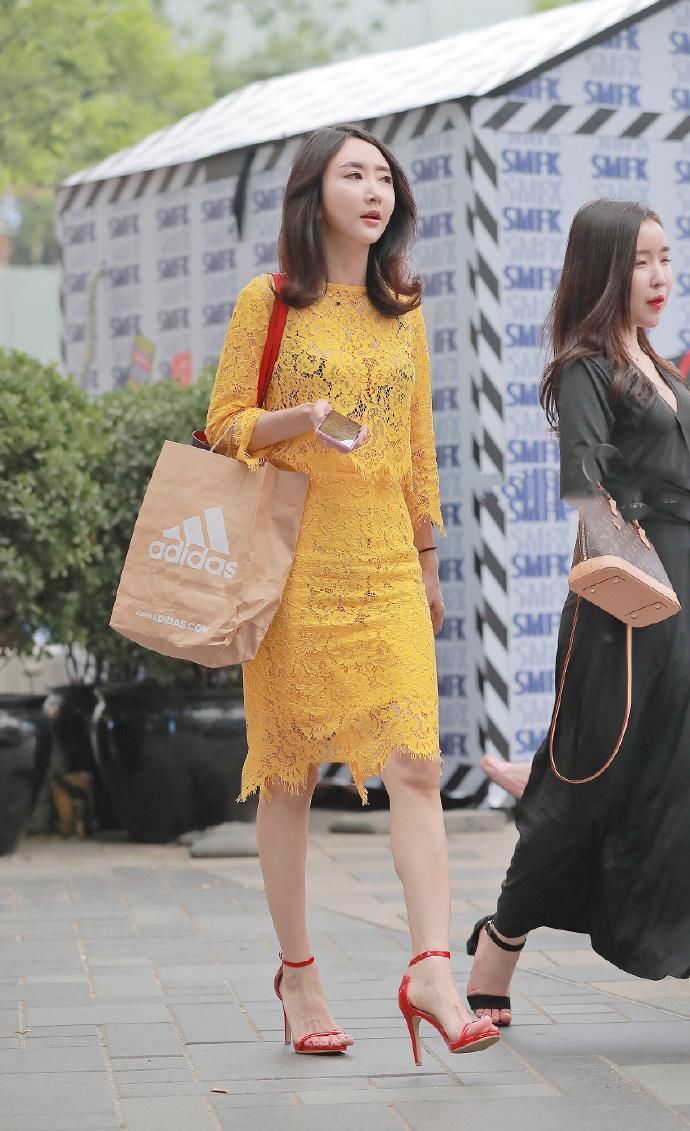 镂空的衣服透气最好，小姐姐夏天必备的款式