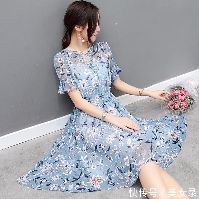 裙子粉粉嫩嫩的，颜色衬肤白，做工也挺精细的，很淑女风的连衣裙