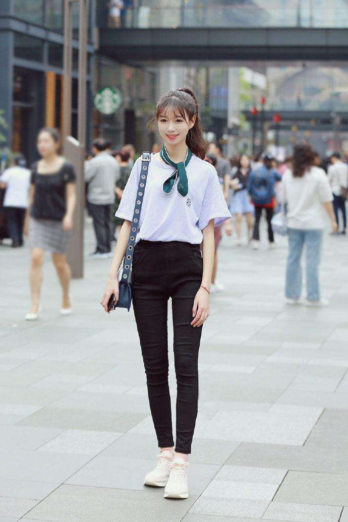 街拍: 永不过时的经典黑白搭, 图4小姐姐青春的气息分外浓郁