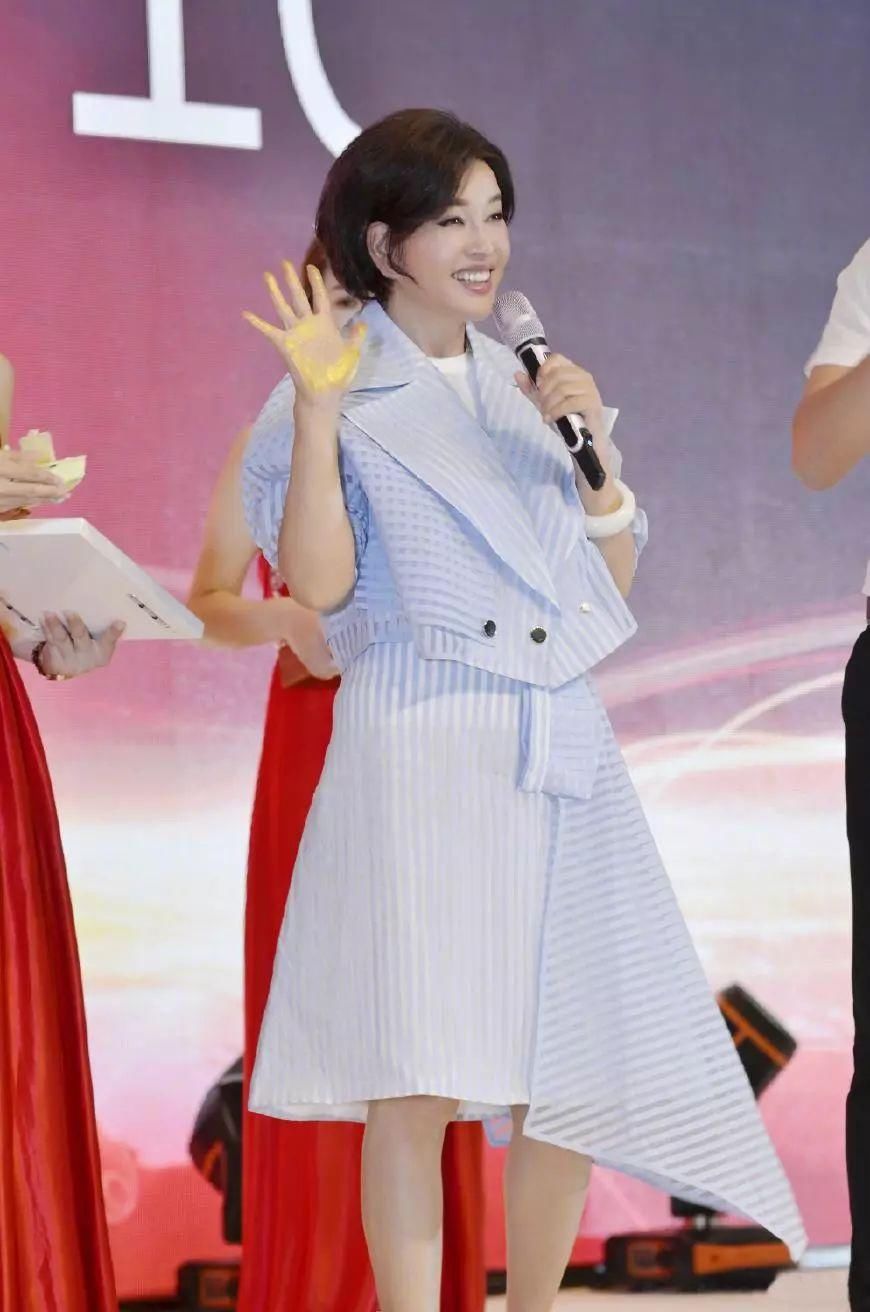 “装嫩”就服刘晓庆，64穿得像20多岁姑娘!没想到她舞技也这么好