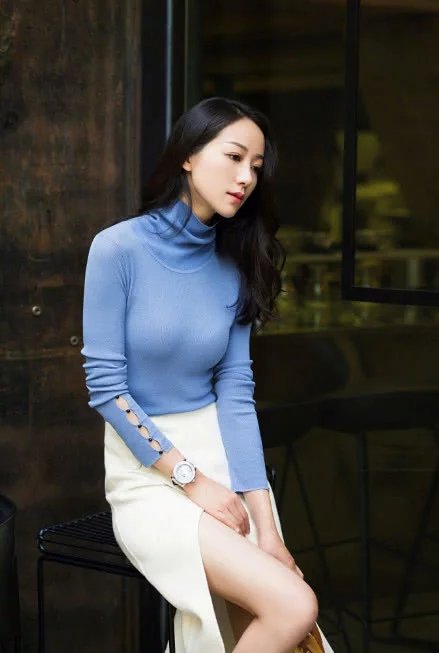 小姐姐身穿浅蓝色的上衣尽显成熟妩媚,开叉的五分裙也不能够阻挡