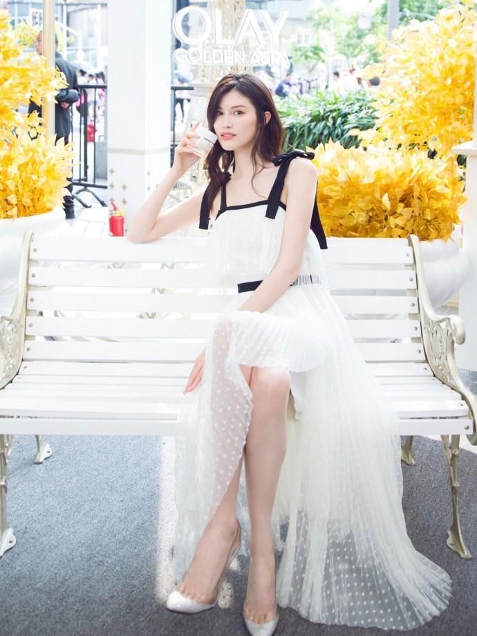 何穗终于性感一次，穿复古吊带裙惊艳全场，网友:太高级了!