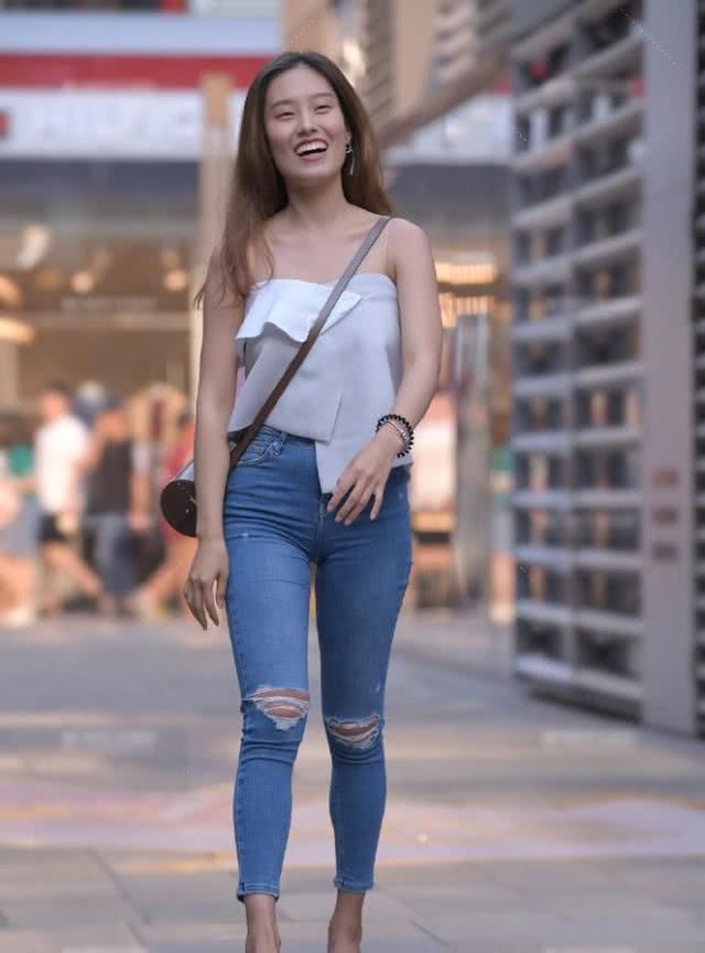  美美|时尚搭配：破洞牛仔裤搭这件上衣更好看，照着穿让你上街美美哒