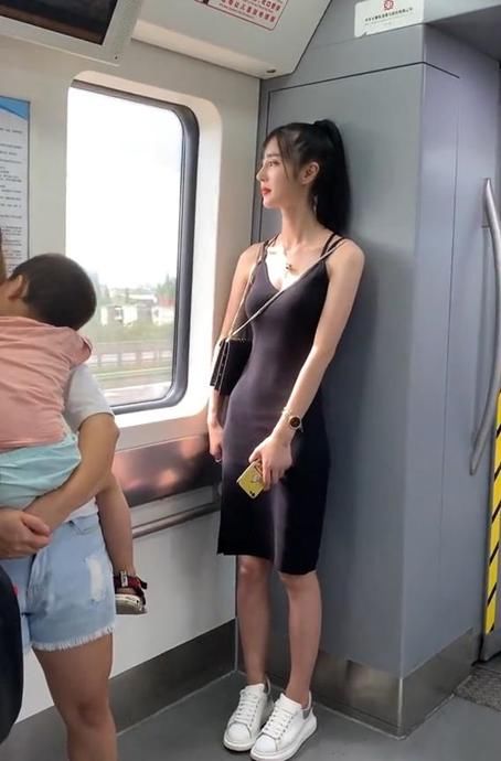  美女|丹唇外朗的美女，灵动很独特，气场不输明星！