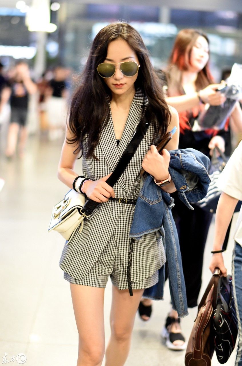 韩雪现身机场气场一米八，发型别致展现野性魅力!