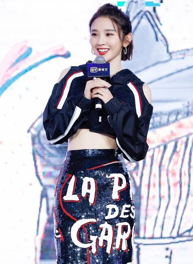 29岁唐艺昕真豪放，上衣短到遮不住重点，一抬手就啥都看见了!