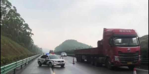 车上|小车失控撞护栏,热心路人雨中救援