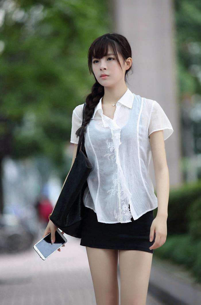街拍：扎辫子的女生, 身材虽然瘦, 但上下比例匀称真心养眼呢