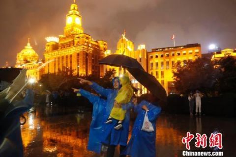 国庆夜上海灯光秀点燃夜空 游客冒雨观看