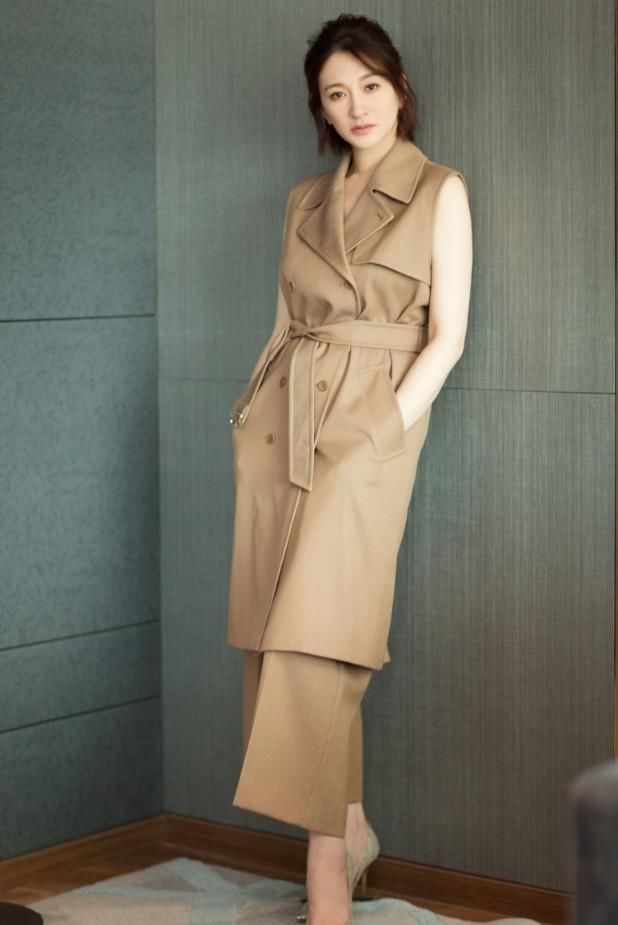 70后的李小冉为什么穿什么都好看？皮肤白的人都该学她这么穿！