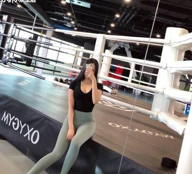 街拍：小姐姐健身房里穿瑜伽裤，这样的女人才是极品的存在!