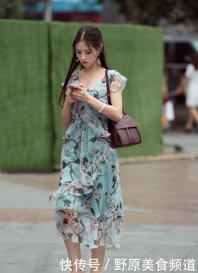 美女|街拍:黑色长袖衫和运动款式的打底裤,搭配很显腿长,打造出靓丽造型!