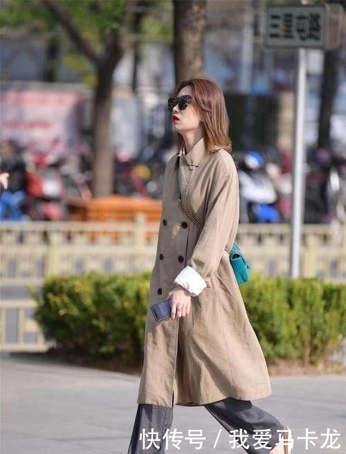  美女：街拍喜欢健身的美女,瑜伽裤搭配一件米色卫衣,身材好气质佳！