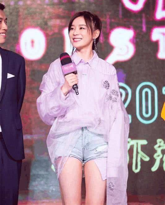 袁姗姗这短裤穿得真凉快!上衣遮着基本看不见,网友:挺省料子!