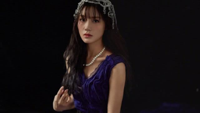 『感十足』她被《创造101》淘汰，今穿拼接皮衣绑双马尾，秒变摩登小萝莉