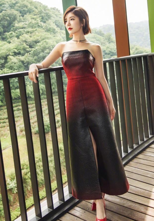 赵奕欢穿吊带连衣裙,带子好像两根粗麻绳,转身秀美背更惊艳!