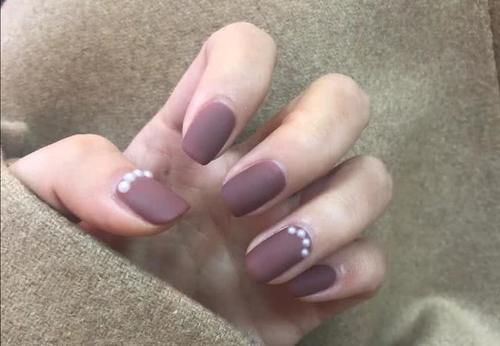  『早已』亮片美甲早已过时，来看看磨砂美甲的多种玩法，猫眼是独特的一种