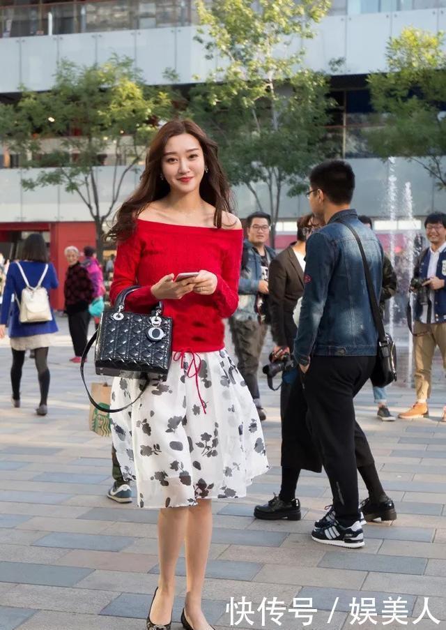 柔美|美女搭配一双透明元素高跟鞋,略带清新的搭配,显得气质非常柔美