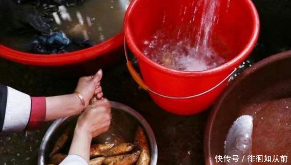 30岁的女人看着像40岁，七年和丈夫生了五个孩子，常年吃地瓜