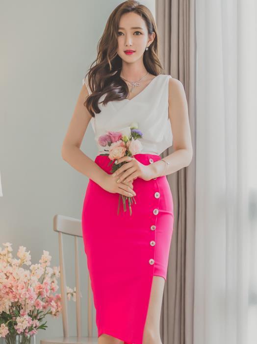 白色|李妍静,一件白色短袖配玫红色半身裙