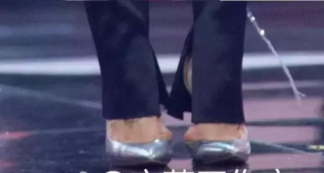 看完穿高更鞋的脚，你还敢那么爱高跟鞋吗？