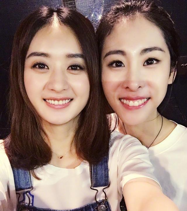  『台下』关系很好的朋友，台上赵丽颖和张碧晨美得像仙女，台下俏皮可爱！