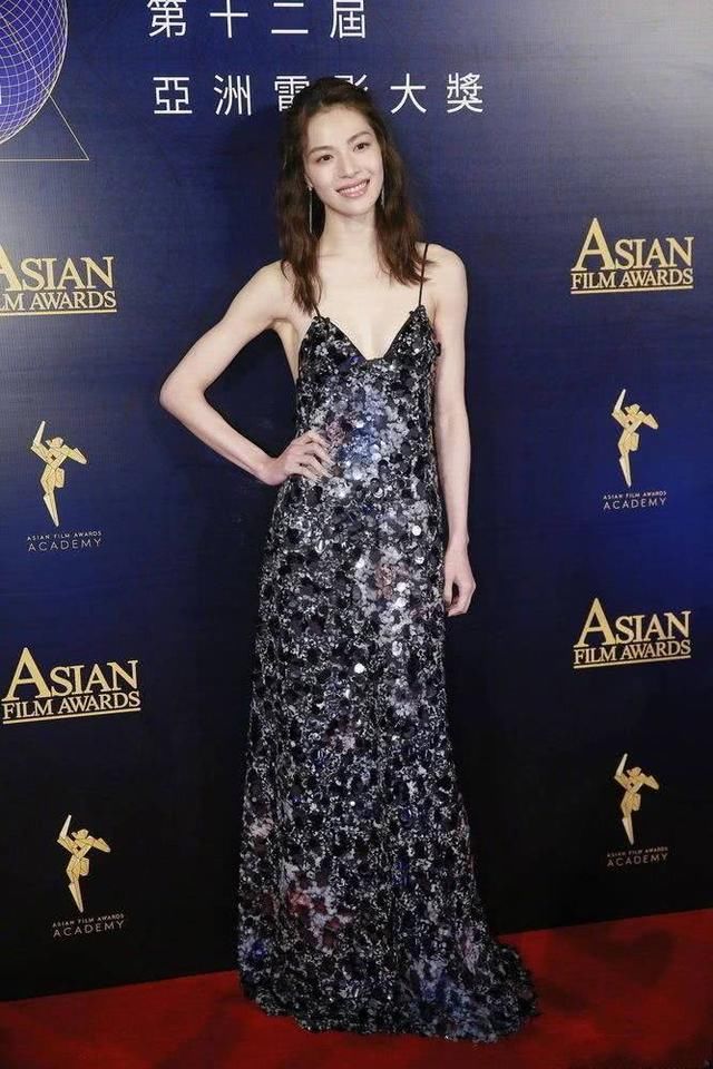 钟楚曦够大胆！上身仅裹了件小抹胸，网友：瘦得堪比郑爽！