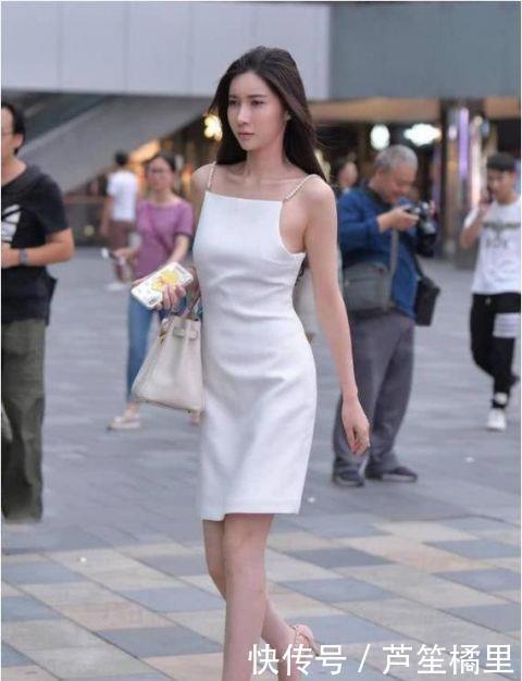  『尽显』街拍：香娇玉嫩的小姐姐，一条优雅的吊带裙，尽显玲珑的好身材