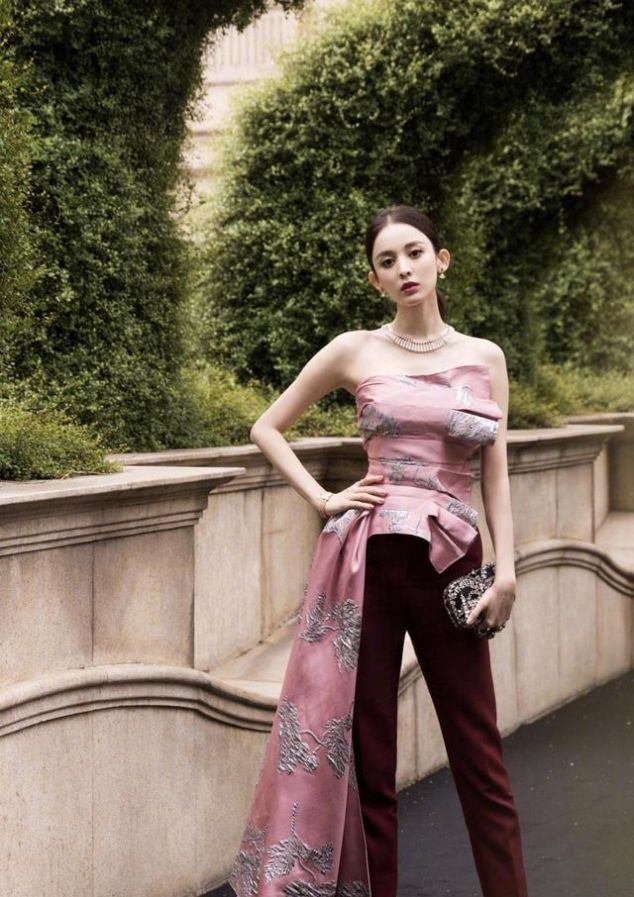 『 抹胸』穿拖地款抹胸配9分裤亮相,172cm高腿真的长,古力娜扎美出新高度